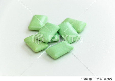 緑色の粒ガム 94618769