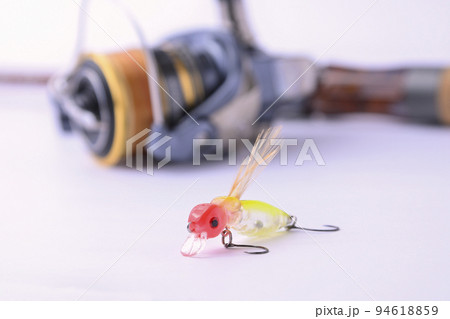 白色背景にルアー、スピニングリール、渓流ロッドの釣り道具 白色背景にルアー、スピニングリール、渓流ロッドの釣り道具 94618859