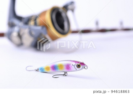 白色背景にルアー、スピニングリール、渓流ロッドの釣り道具 94618863