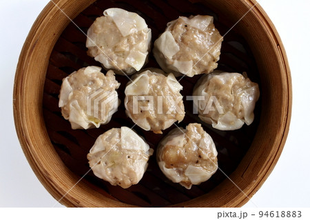 せいろに入ったシュウマイ 94618883
