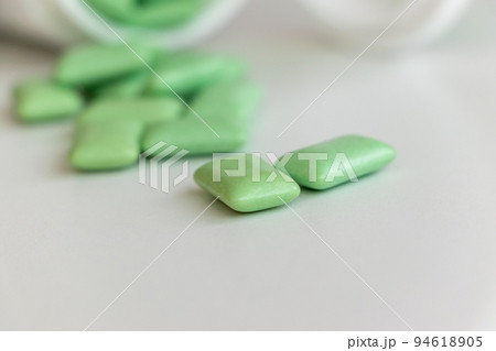 テーブルにこぼれた緑色の粒状ガム 94618905
