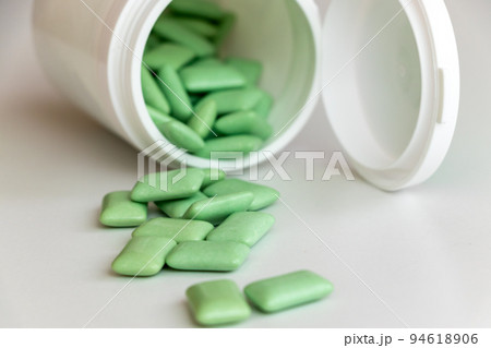 倒れた容器からこぼれた粒ガム 94618906