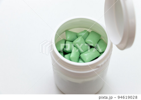 白い容器に緑色の粒ガム 94619028