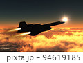 夕暮れのベーリング海上空を飛行する米国空軍超音速偵察機「SR-71 ブラックバード」 94619185