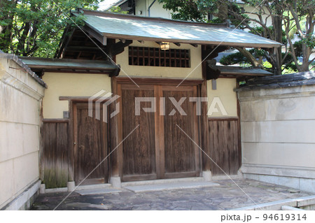 木の扉と塗り壁と緑青の銅板葺き屋根が美しい佇まいの和の冠木門 94619314