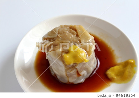 からしをつけたシュウマイ からしをつけたシュウマイ 94619354