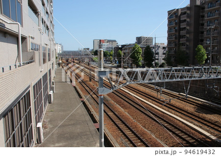 東海道本線のJR神戸線の芦屋橋から東側(大阪方面)を見た直線で続く線路敷 兵庫県芦屋市 東海道本線のJR神戸線の芦屋橋から東側(大阪方面)を見た直線で続く線路敷 兵庫県芦屋市 94619432