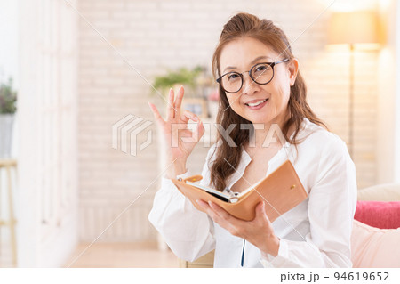 シニア女性 スケジュール帳 シニア女性 スケジュール帳 94619652