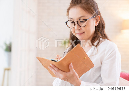 シニア女性 スケジュール帳 シニア女性 スケジュール帳 94619653