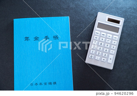 年金手帳_黒背景 94620296