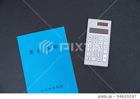 年金手帳_黒背景 94620297