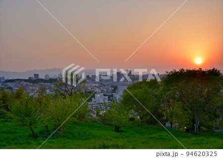 真っ赤に燃える春の夕焼け 真っ赤に燃える春の夕焼け 94620325