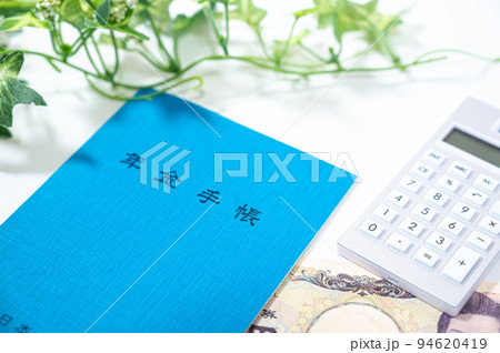 年金手帳_白背景 年金手帳_白背景 94620419