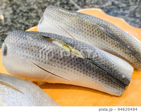 新鮮なこはだの握り 94620494