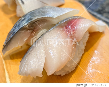 新鮮な生さばの握り 94620495