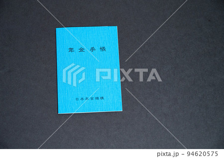 年金手帳_黒背景 年金手帳_黒背景 94620575