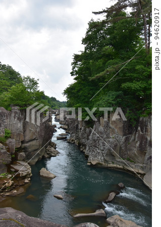 東北　岩手県一関の　厳美渓　周辺の　風景 94620917