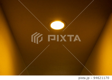 暗い通路と天井のダウンライト 暗い通路と天井のダウンライト 94621170
