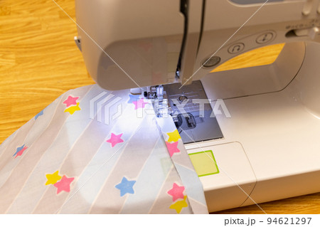 ミシンで布を縫う ミシンで布を縫う 94621297