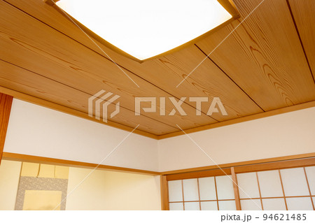 和室の板張り天井と照明器具 94621485