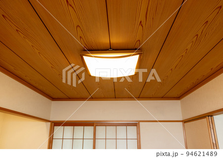 和室の板張りの天井 94621489