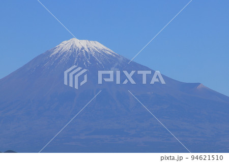 冠雪した富士山（11月）　撮影場所：三保松原付近（静岡県静岡市） 94621510