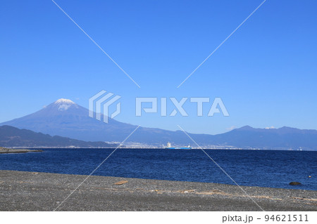 駿河湾と冠雪した富士山（11月）　撮影場所：三保松原付近（静岡県静岡市） 94621511