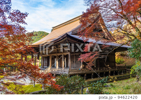 京都大原の秋　紅葉の勝林院　本堂 94622420