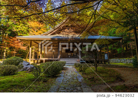 京都大原の秋　紅葉の来迎院　本堂 94623032