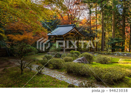 京都大原の秋　紅葉の来迎院　鐘楼 94623038