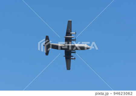 頭上のオランダ空軍C-130Hハーキュリーズ輸送機 94623062
