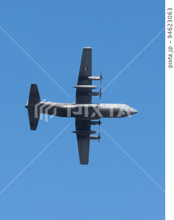 頭上のオランダ空軍C-130Hハーキュリーズ輸送機 94623063