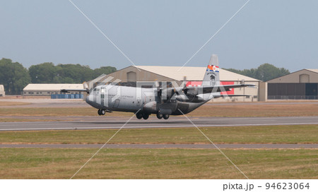 オランダ空軍C-130H輸送機100周年記念塗装機離陸 94623064