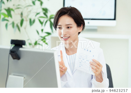 オンラインで薬の説明をする医療従事者 94623257
