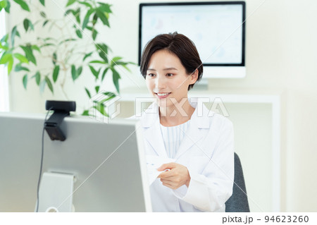 オンラインで薬の説明をする医療従事者 94623260