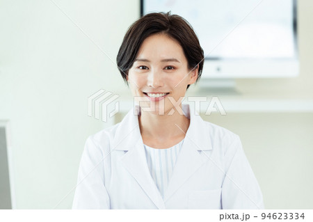 女性医師のポートレート 94623334