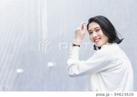 若い女性 若い女性 94623620
