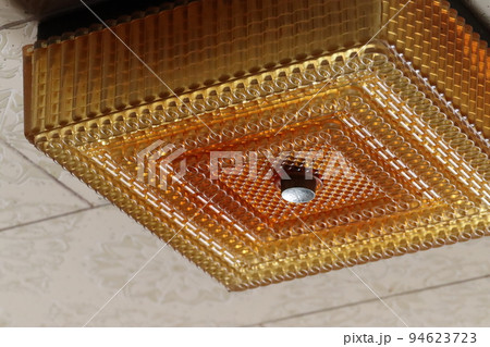 古びた飴色のレトロな照明 古びた飴色のレトロな照明 94623723