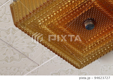 飴色のレトロな古い照明 飴色のレトロな古い照明 94623727