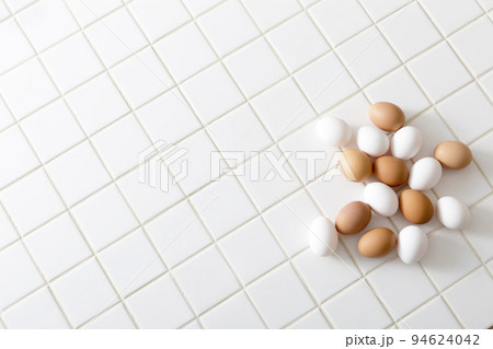 卵、鶏卵、キッチンの白タイルに置いた卵 94624042