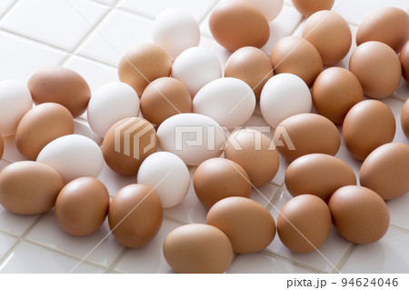 卵、鶏卵、キッチンの白タイルに置いた卵 94624046