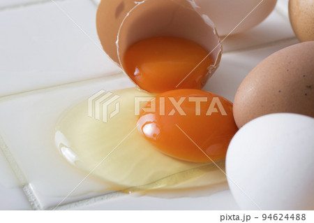 キッチンの白タイルに卵、食材の卵のイメージ　背景 94624488