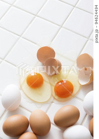 キッチンの白タイルに卵、食材の卵のイメージ　背景 94624494