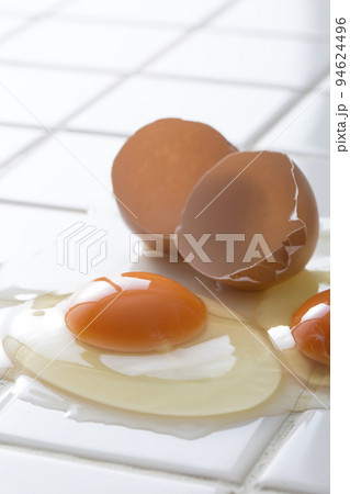 キッチンの白タイルに卵、食材の卵のイメージ　背景 94624496