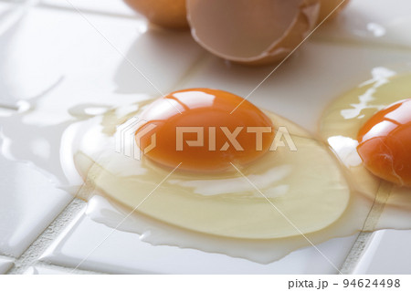 キッチンの白タイルに卵、食材の卵のイメージ　背景 94624498