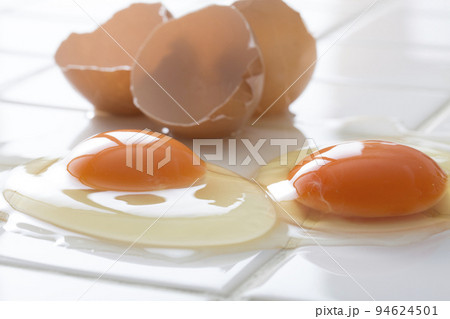 キッチンの白タイルに卵、食材の卵のイメージ　背景 94624501