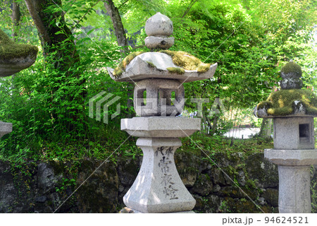 松尾大社境内の石燈籠-8 94624521