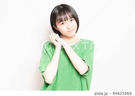 お願いのポーズをしている若い女性 94625069