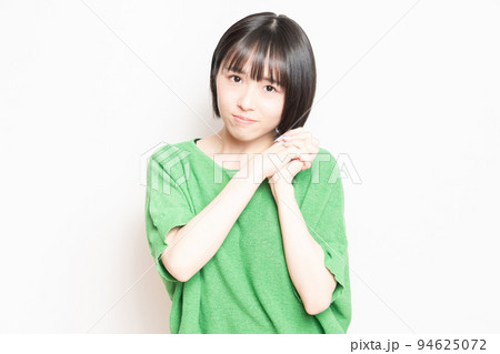 お願いのポーズをしている若い女性 お願いのポーズをしている若い女性 94625072