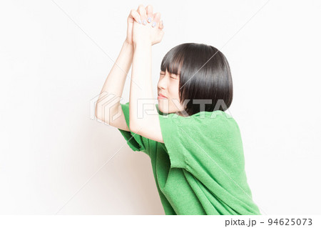 お願いのポーズをしている若い女性 94625073